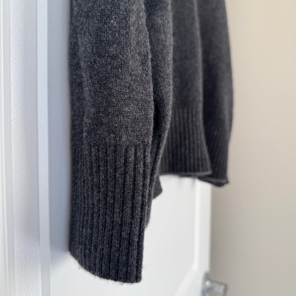 NWT QUINCE Women Mongolian Cashmere Oversized V-Neck Sweater Heather Charcoal XS - Picture 5 of 11